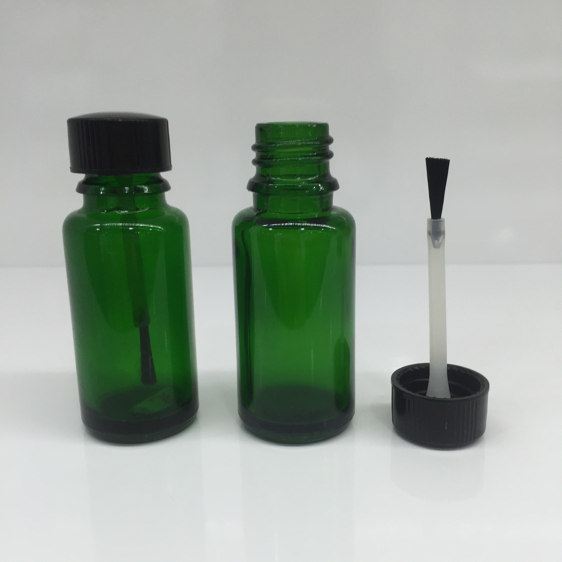 綠色精油瓶現(xiàn)貨批發(fā)，優(yōu)質(zhì)玻璃包裝助力化妝品品牌升級